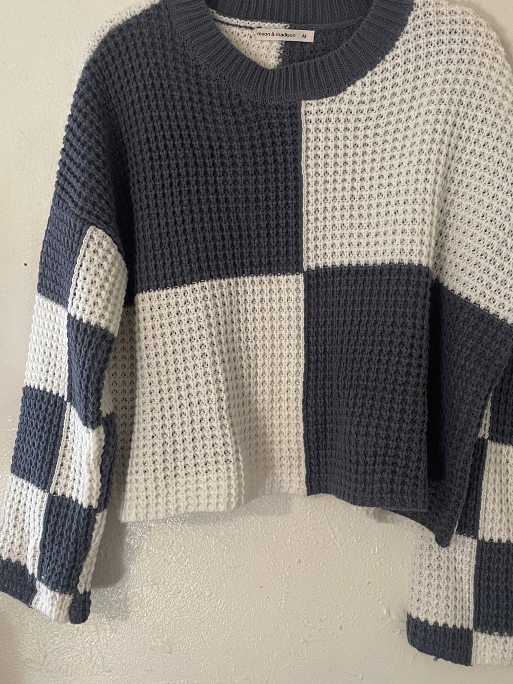 Moon & Madison Blue Gray White Color Block Waffle Knit Cropped Sweater M